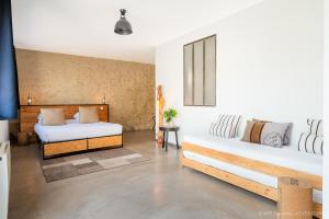 um quarto com duas camas num quarto em A l'Ombre d'Azay - Demeure d'Hôtes em Azay-le-Rideau