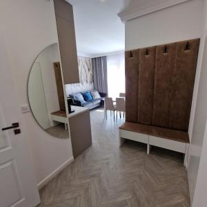 Habitación con espejo y vestidor. en Apartamenty przy nowej plaży 1 en Sława