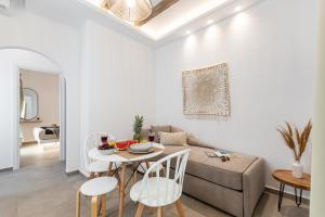 - un salon avec un canapé, une table et des chaises dans l'établissement Philisios Home 2, à Naxos Chora