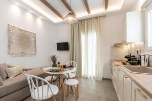 Il comprend une cuisine et un salon avec une table et des chaises. dans l'établissement Philisios Home 2, à Naxos Chora