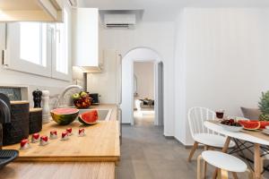 - une cuisine avec une table et des fruits dans l'établissement Philisios Home 2, à Naxos Chora