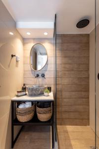 La salle de bains est pourvue d'un lavabo et d'un miroir. dans l'établissement Philisios Home 2, à Naxos Chora