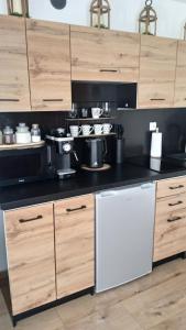cocina con armarios de madera y nevera blanca en Apartament w Pieninach en Krościenko