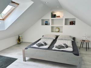 Posteľ alebo postele v izbe v ubytovaní Eklektika Apartman Balatonalmádi