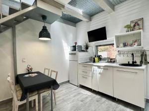 Kuchyňa alebo kuchynka v ubytovaní Eklektika Apartman Balatonalmádi