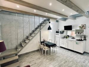 Kuchyňa alebo kuchynka v ubytovaní Eklektika Apartman Balatonalmádi