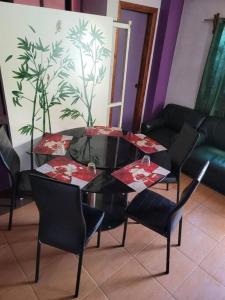 stół jadalny z krzesłami, stół i kanapa w obiekcie Budget Friendly Apartment 2rms w mieście Baguio