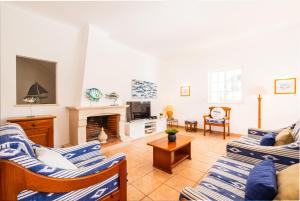 uma sala de estar com dois sofás e uma lareira em Villa Menorca by Algarve Vacation em Armação de Pêra
