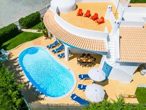 uma vista aérea da piscina num resort em Villa Menorca by Algarve Vacation em Armação de Pêra