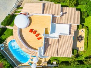 uma vista superior de uma piscina com um edifício em Villa Menorca by Algarve Vacation em Armação de Pêra