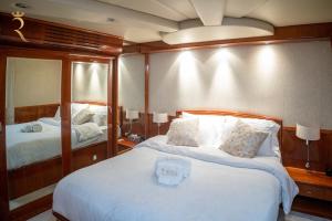 Postel nebo postele na pokoji v ubytování A Serene Getaway Loloa Pleasure Houseboat