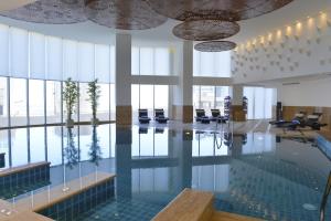 Fraser Suites Diplomatic Area Bahrain tesisinde veya buraya yakın yüzme havuzu