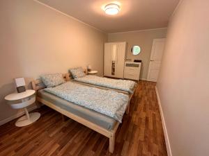 Dormitorio pequeño con cama y lavamanos en Modern city center apartment en Sigulda