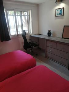 sypialnia z biurkiem, łóżkiem i krzesłem w obiekcie Katia w mieście Roquebrune-sur Argens