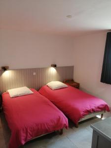 dwa łóżka siedzące obok siebie w sypialni w obiekcie Katia w mieście Roquebrune-sur Argens