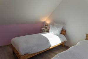 een kleine slaapkamer met een bed en een nachtkastje bij Le Cissereau - Chambres et table d'hôtes in Onzain