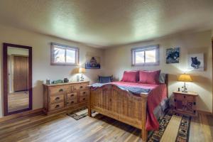 een slaapkamer met een bed, een dressoir en ramen bij Red Lodge Vacation Rental with Mountain Views! in Red Lodge