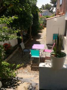 a garden with chairs and a table and chairs at Marie in Roquebrune-sur-Argens