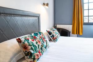 Postel nebo postele na pokoji v ubytování Hotel Le Port Neuf