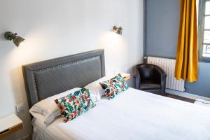 Postel nebo postele na pokoji v ubytování Hotel Le Port Neuf