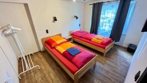 Quiddelbach的住宿－Franky House am Nürburgring，一间设有两张带彩色毯子的床的客房