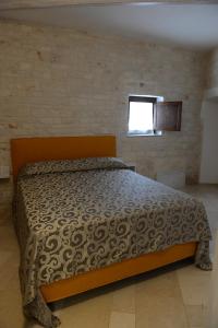 een slaapkamer met een bed in een kamer bij Trullo Vino & Amore in Alberobello