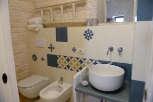 een badkamer met een wastafel en een toilet bij Trullo Vino & Amore in Alberobello