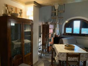 un comedor con mesa y una habitación con comedor en Podere Casallorto, en Volterra