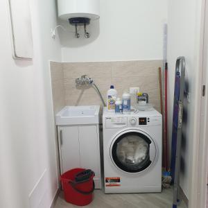 lavadero con lavadora y lavadora en Casa Aurora en Terrasini