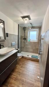 y baño con bañera, lavamanos y ducha. en Franky House am Nürburgring en Quiddelbach