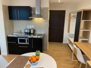 a kitchen with a table with a bowl of oranges on it at Puertovideo in Montevideo