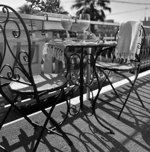 ラーカレにあるGlem B&Bの屋外テーブル(椅子2脚、ワイングラス付)