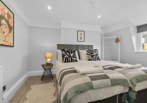 2 camas en un dormitorio con paredes blancas en Valley Garden View 4 By My Getaways en Brighton & Hove