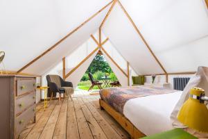 1 camera con letto in tenda di Killarney Glamping at the Grove, Suites and Lodges a Killarney