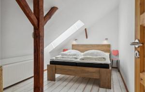 Ein Bett oder Betten in einem Zimmer der Unterkunft Amazing Home In Hasselager With Kitchen