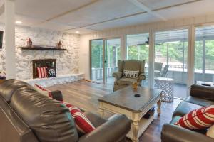 Χώρος καθιστικού στο Dock and Screened Porch Lake of the Ozarks Getaway!