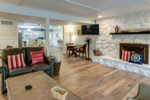 Χώρος καθιστικού στο Dock and Screened Porch Lake of the Ozarks Getaway!