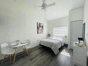 una camera da letto con un letto, un tavolo e delle sedie di Alma Guest Suite a Miami