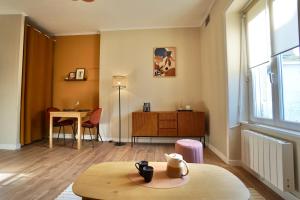 a living room with a table and a dining room at L'Iconique in Concarneau