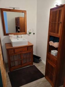 ein Bad mit einem Waschbecken und einem Spiegel in der Unterkunft Chambre d'hôte in Revel