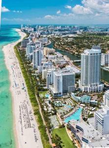 een luchtzicht op een strand en de oceaan bij Alma Guest Suite in Miami