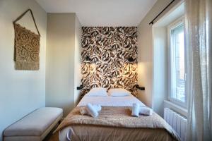 a bedroom with a bed and a wooden wall at L'Iconique in Concarneau