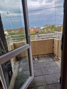 Blick auf einen Balkon aus dem Fenster in der Unterkunft Home From Home in London