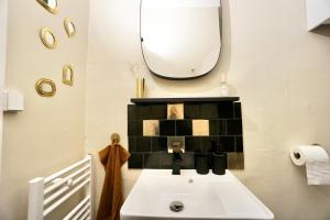 a bathroom with a sink and a mirror at L'Iconique in Concarneau