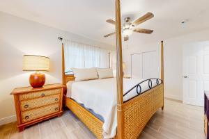 Un dormitorio con una cama y un ventilador de techo. en Rock 'N Reel - Riverfront Retreat, en Bonita Springs 36 fotos más