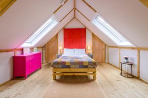 Postel nebo postele na pokoji v ubytování Killarney Glamping at the Grove, Suites and Lodges