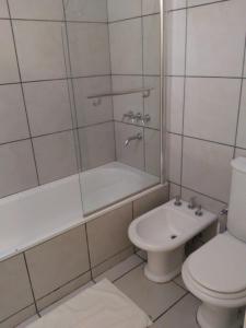 Koupelna v ubytování Global Hotel