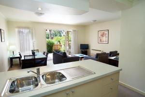 A kitchen or kitchenette at Comfort Apartments Royal Gardens