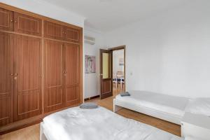 เตียงในห้องที่ AVE Apartamento Madrid Centro Atocha