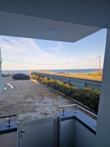 uma varanda com vista para a praia e para o oceano em Maria Residence 1C em Costinesti
